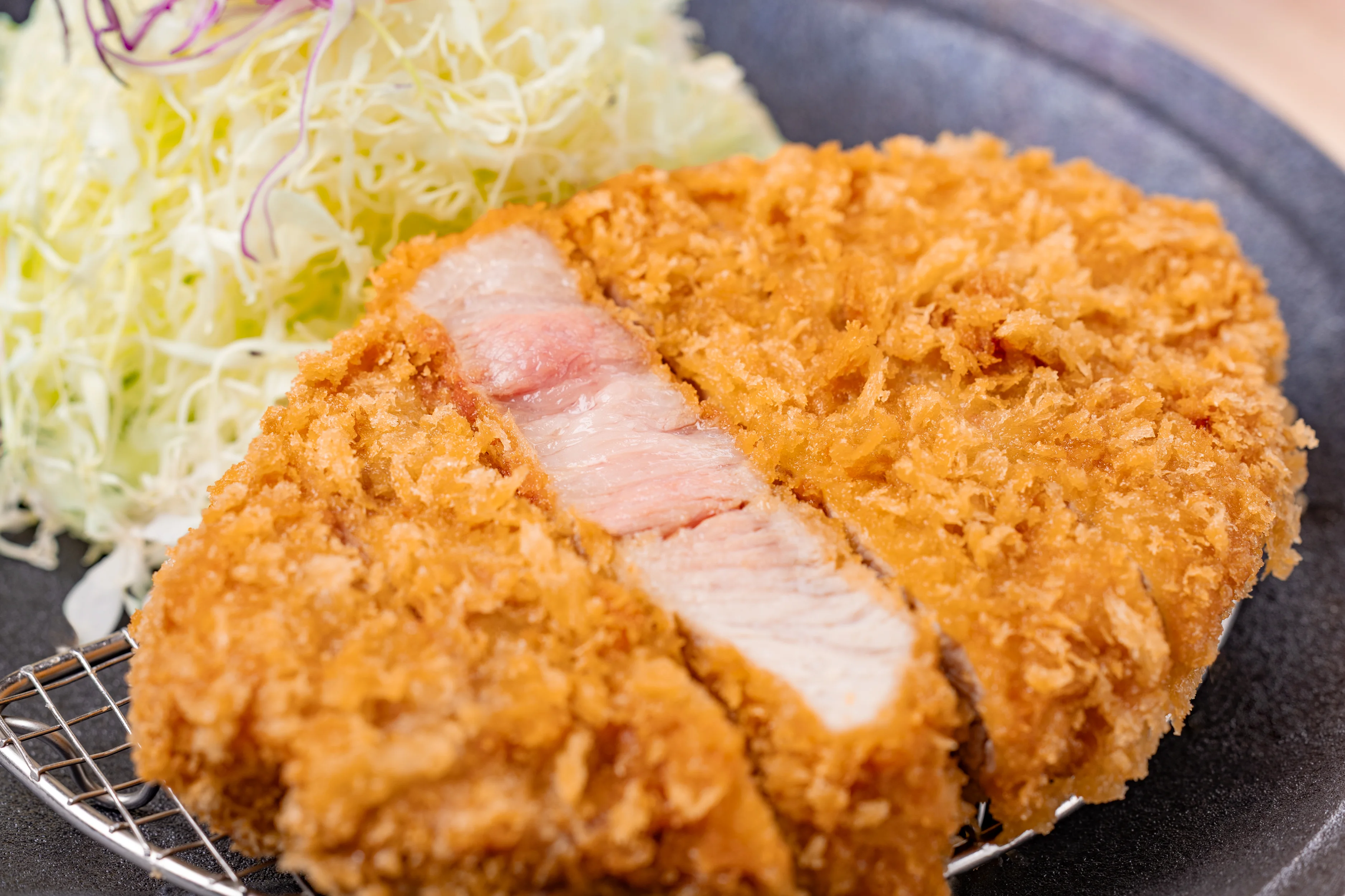 職人の手による、揚げの一瞬